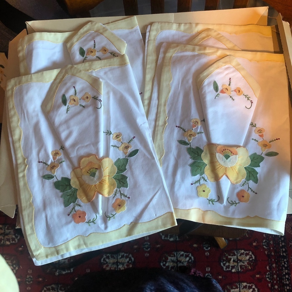 Vintage 1950’s fine Appliqué and Embroidery cotton 4 placemats and napkins- new